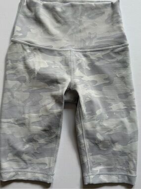 Lululemon Wunder Under High Rise Bike Shorts 10”, White & Grey Camo Size 2